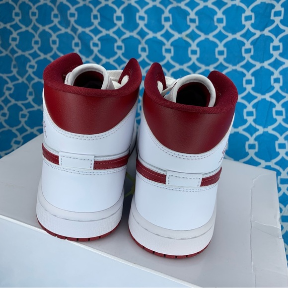 Nike Women’s size 7.5 Air Jordan 1 Mid white pomegranate red sneakers wmns high - Picture 4 of 6